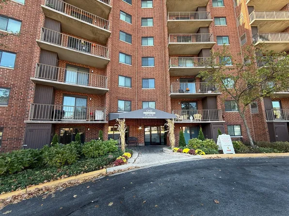 1 Bloomingdale Pl APT 211, Bloomingdale, IL 60108