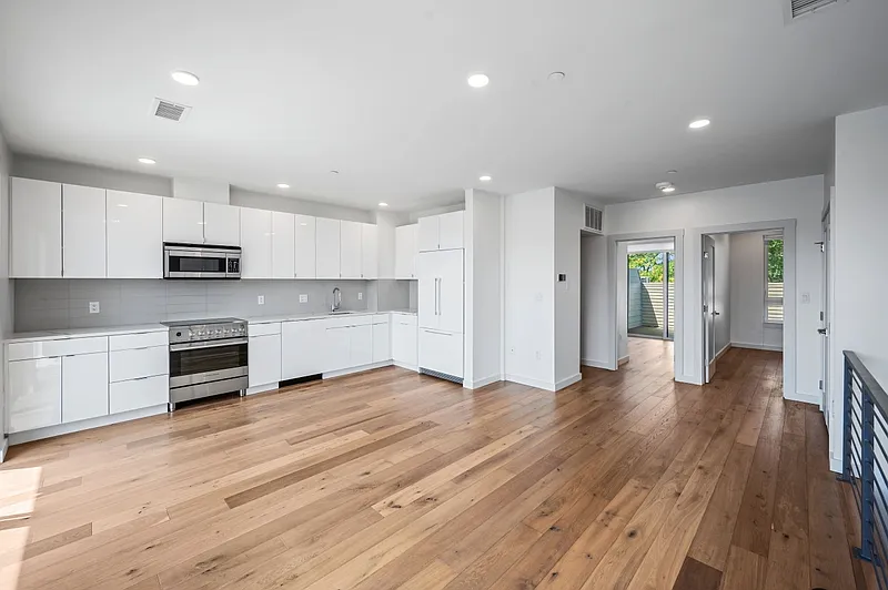 2 bed, 1.5 bath, 881 sqft, $5,100 — Photo 3
