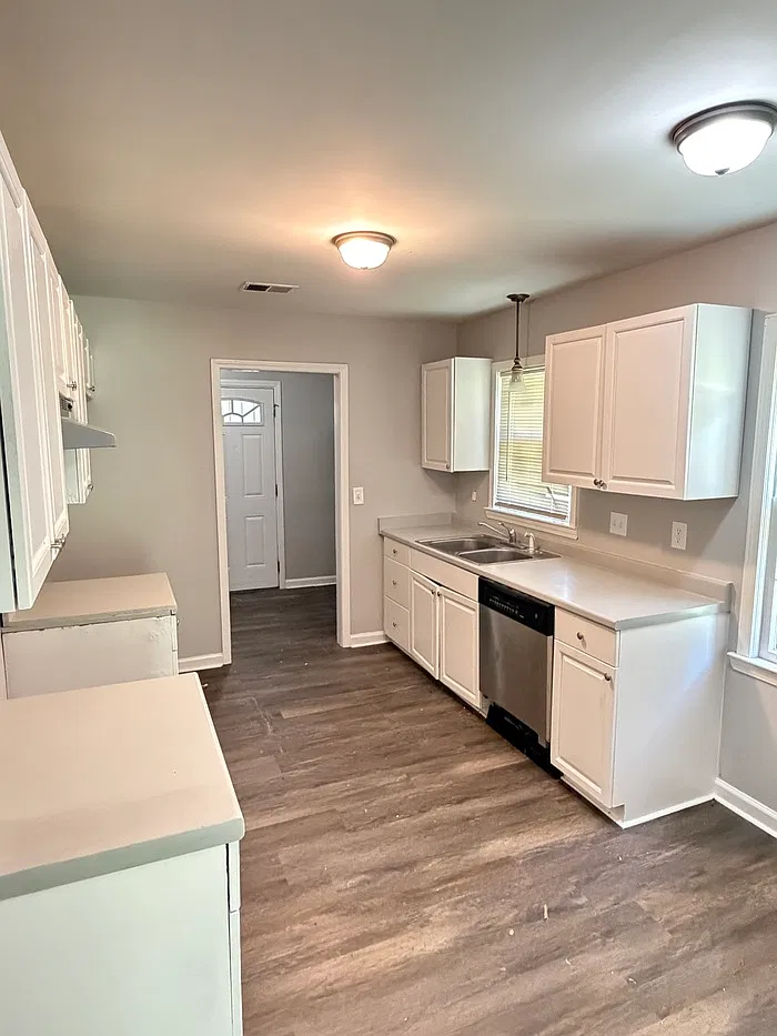 5 bed, 2.0 bath, 1900 sqft, $2,000 — Photo 3