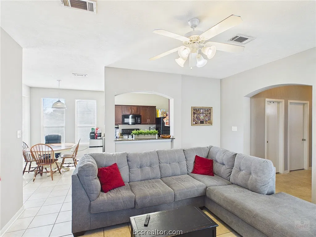 4 bed, 1710 sqft, $2,500 — Photo 3