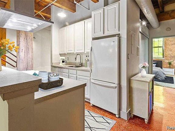 5th image of 6533 E Jefferson Ave #113