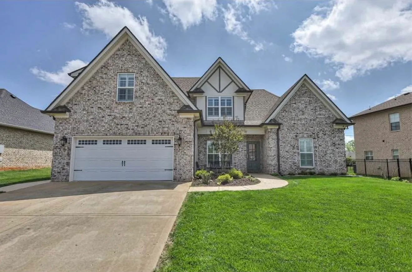4 bed, 2793 sqft, $2,799 — Photo 1