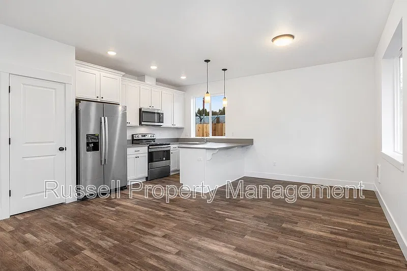 3 bed, 2.0 bath, 1296 sqft, $2,170 — Photo 3