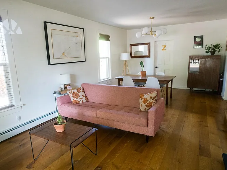 136 S Maple St — Photo 2