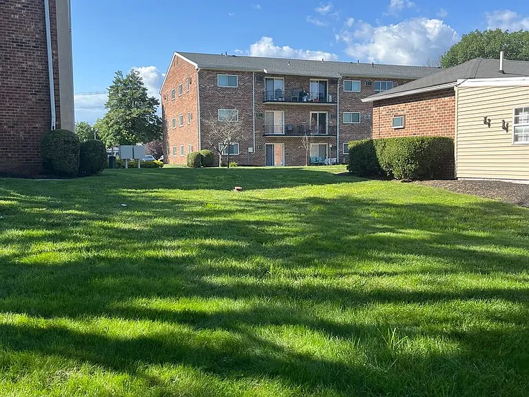 Oakwood Manor — Photo 3