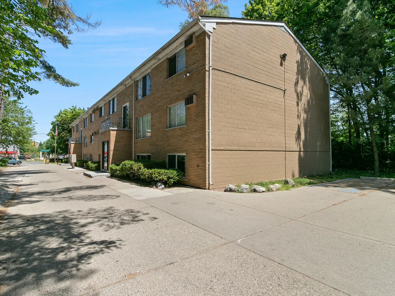Lakeshore Apartments- New Baltimore — Photo 3