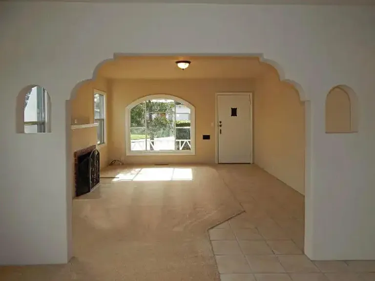 970 W Franklin St — Photo 5
