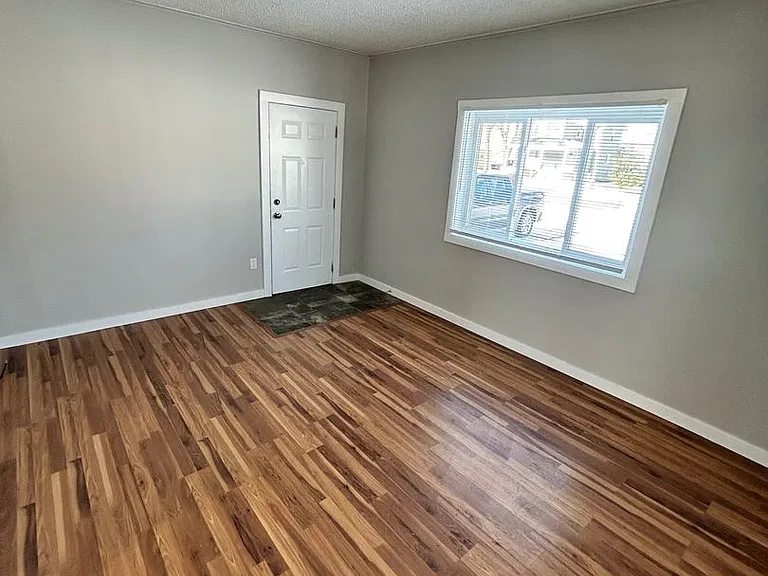 90 E Mark St — Photo 4