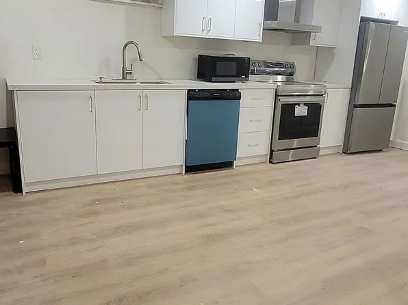 127 Harrison Dr, Newmarket, ON L3Y 4P5