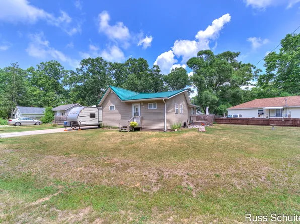 5470 Circle Dr, Muskegon, MI 49442