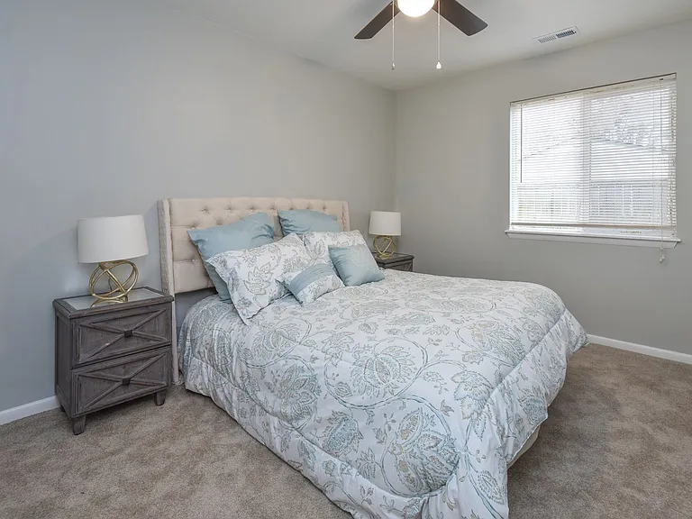 1423 Goldfinch Ln — Photo 18