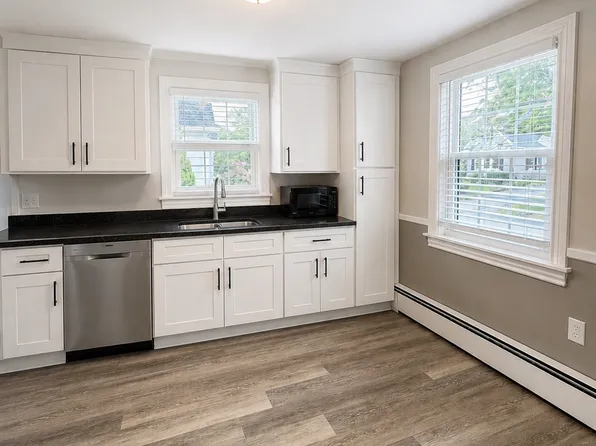 31 Parkway Ave, Cranston, RI 02905