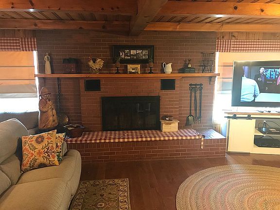 Living Room (28’ 9 x 15’ 9”)