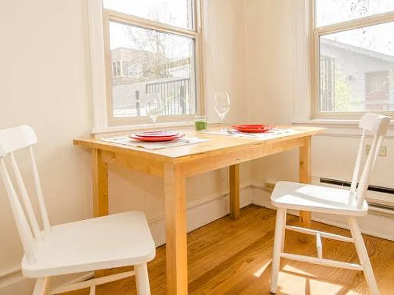 West Coast Arms Apartments — Photo 4