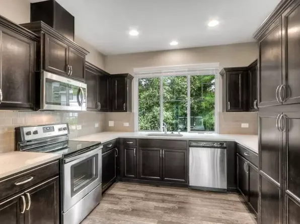 Gorgeous 2 Bedroom 2.5 Bathroom with a Bonus Room !, 905 Sunset Blvd NE #2, Renton, WA 98056