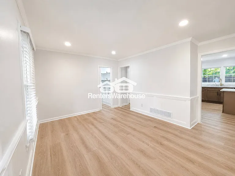 338 Travis St — Photo 4