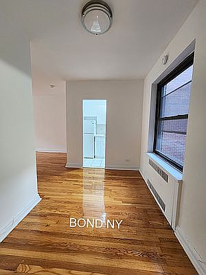 4th image of 162 E 55th St APT 5A