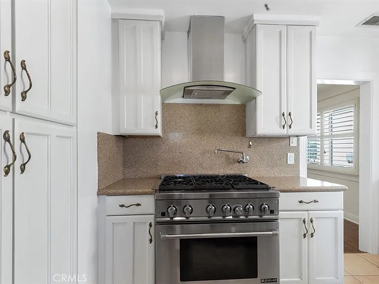 5466 Templeton St — Photo 13