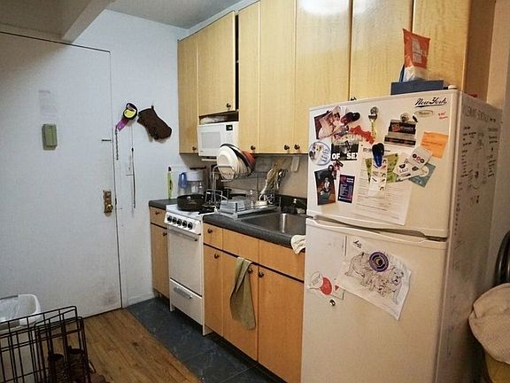 2nd image of 530 W 47th St #3BB