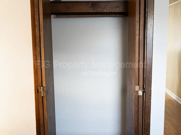 707 W Race St #4 — Photo 6