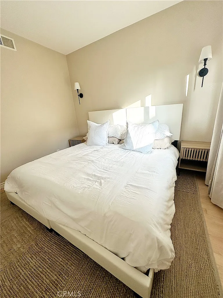 2 bed, 940 sqft, $3,900 — Photo 3
