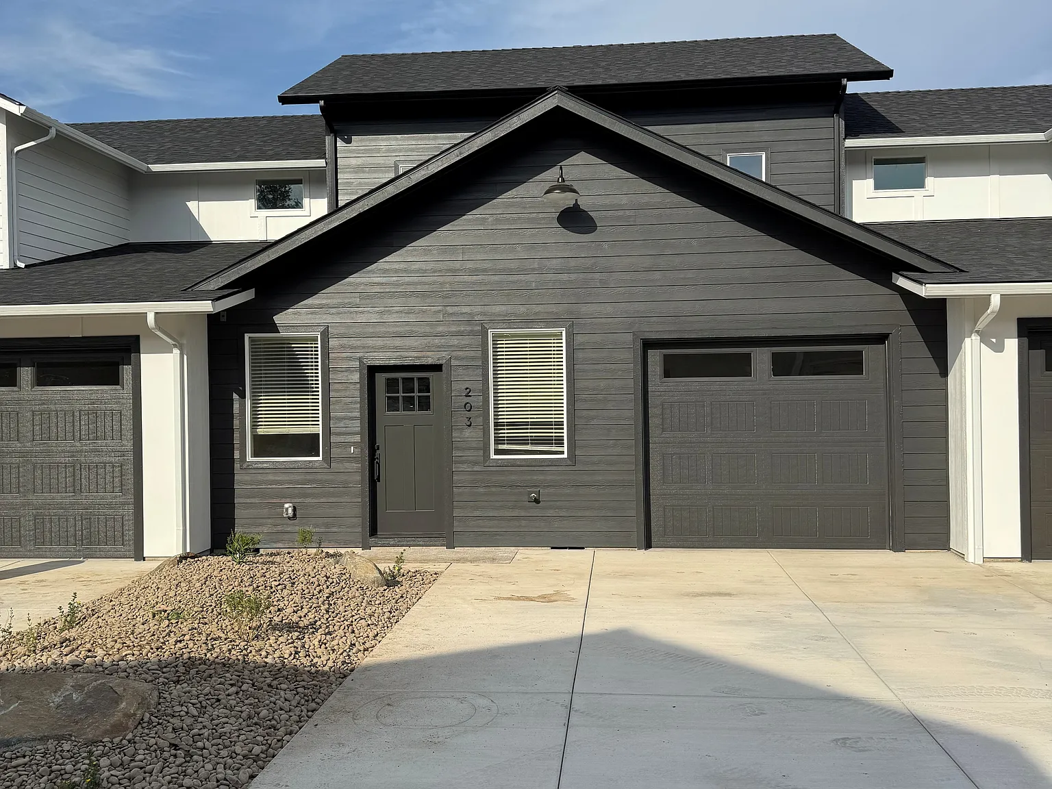 3 bed, 2.5 bath, 1277 sqft, $2,195 — Photo 1