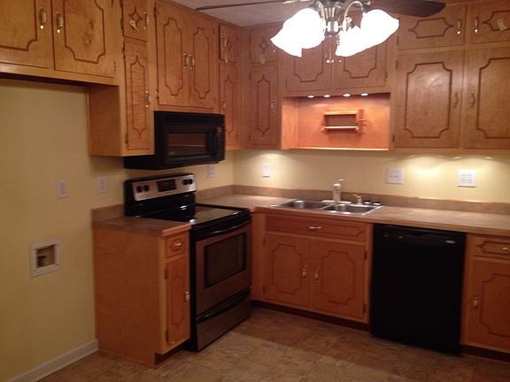 Kitchen w/ undercabiet light