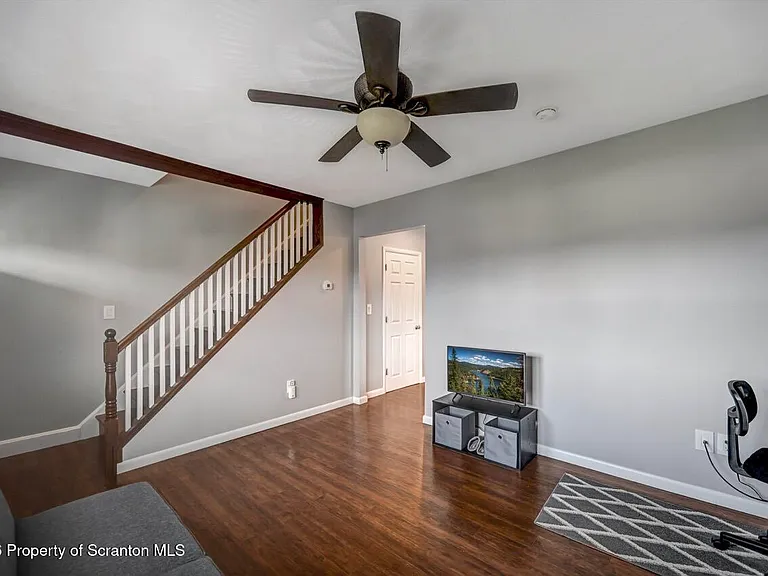 2725 Cedar Ave — Photo 6
