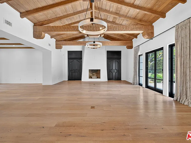 729 N Bedford Dr — Photo 5