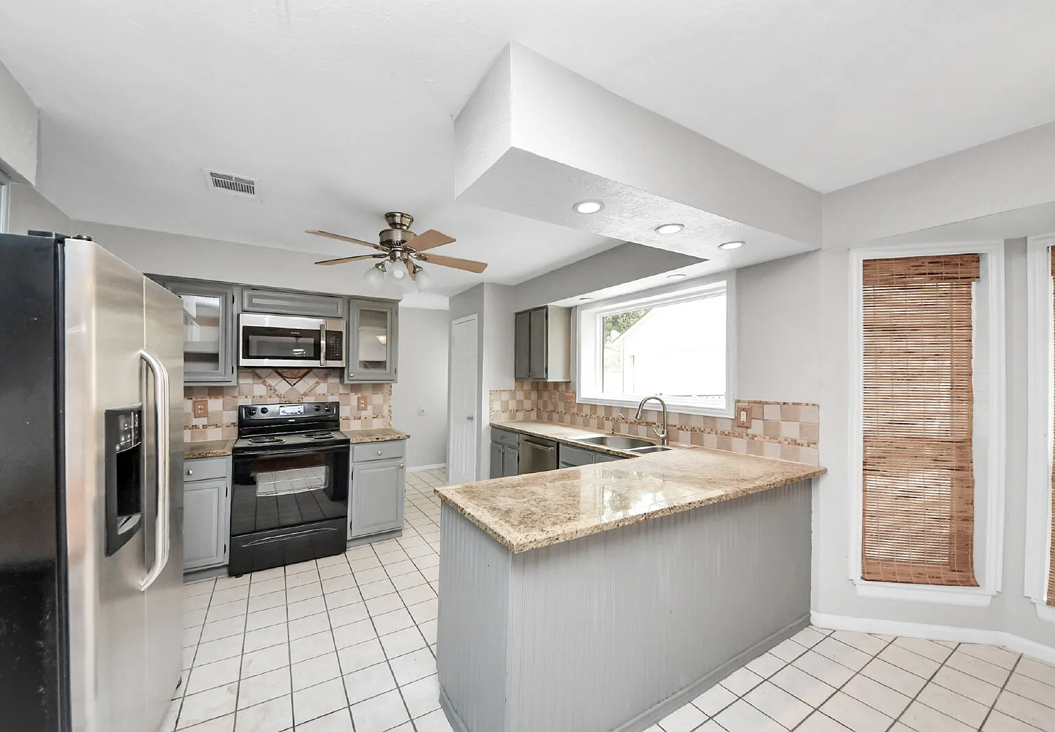 5 bed, 2.5 bath, 2434 sqft, $2,400 — Photo 2