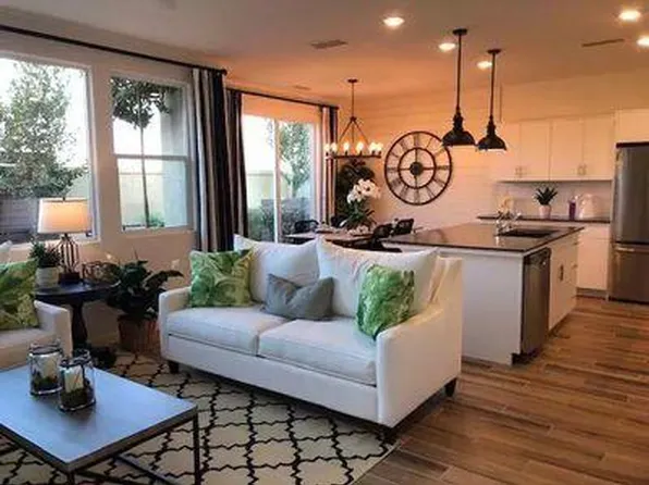 725 N Burgan Ln, Clovis, CA 93611