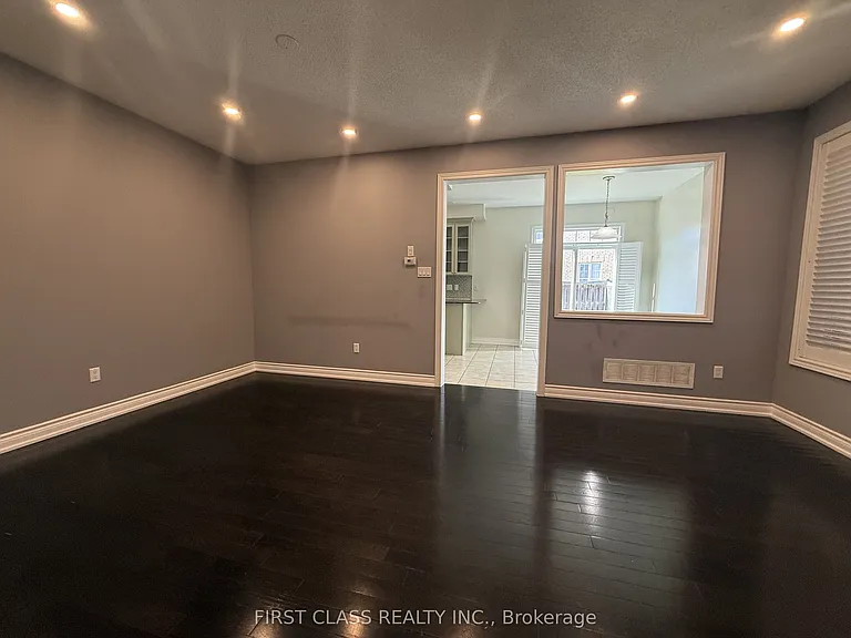 36 Princess Diana Dr — Photo 2