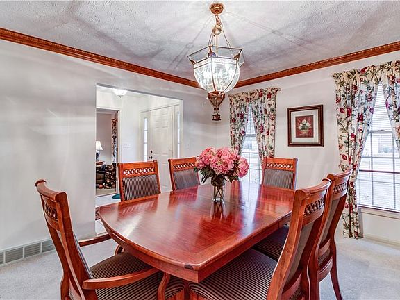 5th image of 136 Highland Ave
