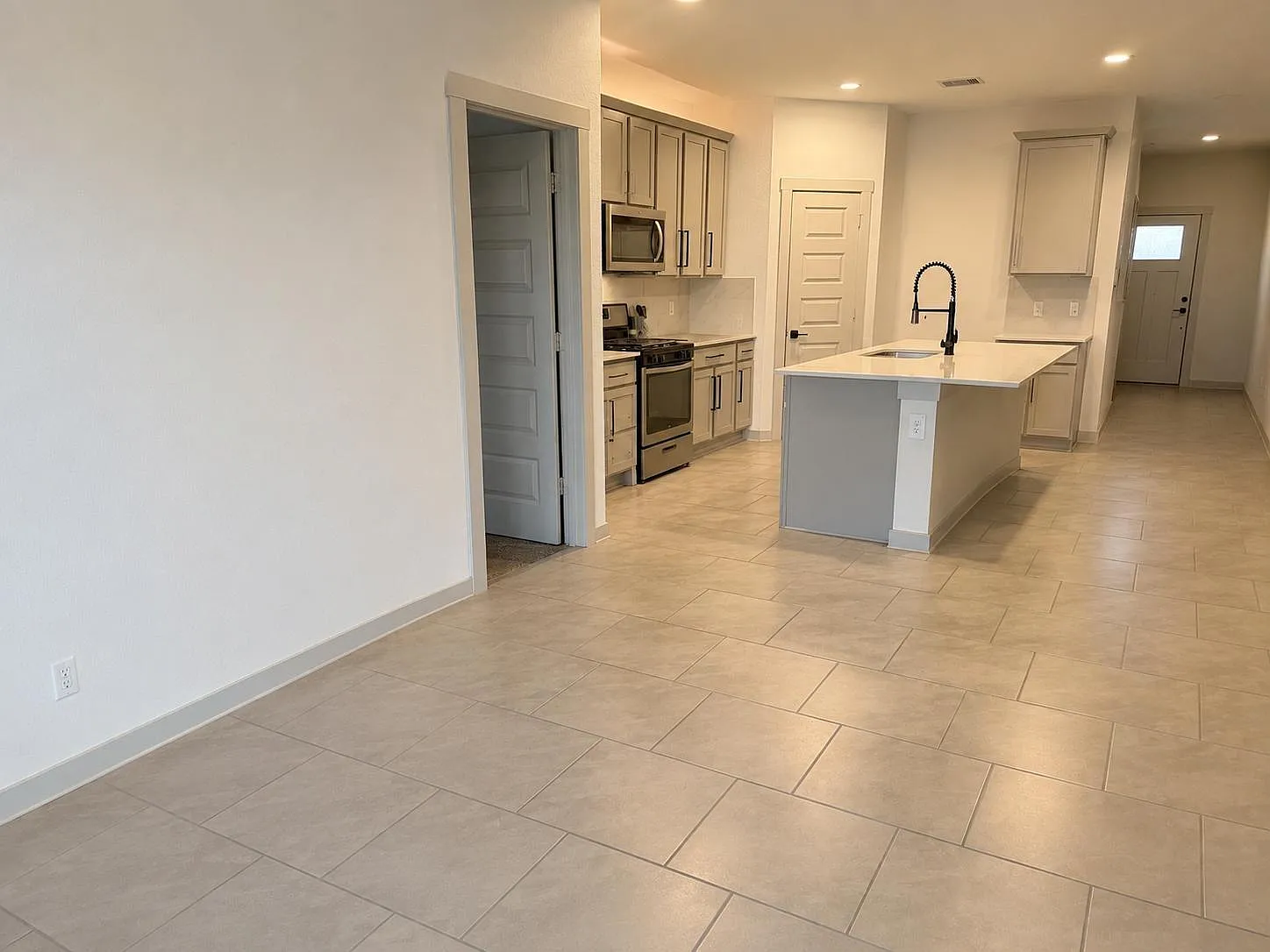 4 bed, 2.0 bath, 1797 sqft, $2,500 — Photo 4