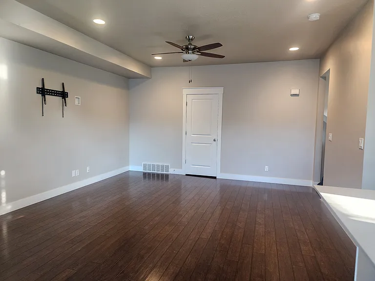 E Primrose Ln — Photo 2