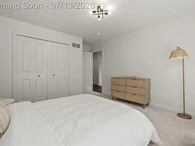 1049 Chapin Ave — Photo 29