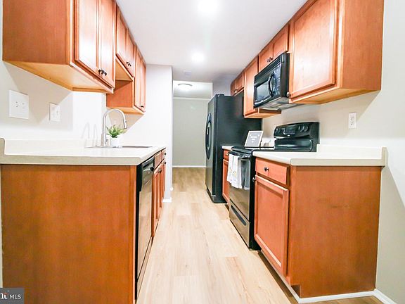 3rd image of 1107 Commanders Way S
