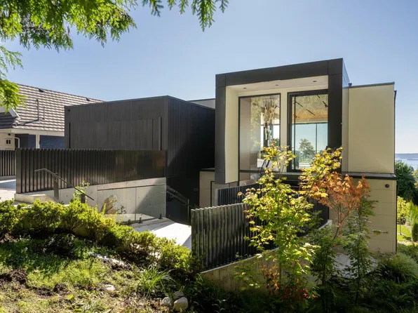 2484 Ottawa Ave, West Vancouver, BC V7V 2T1