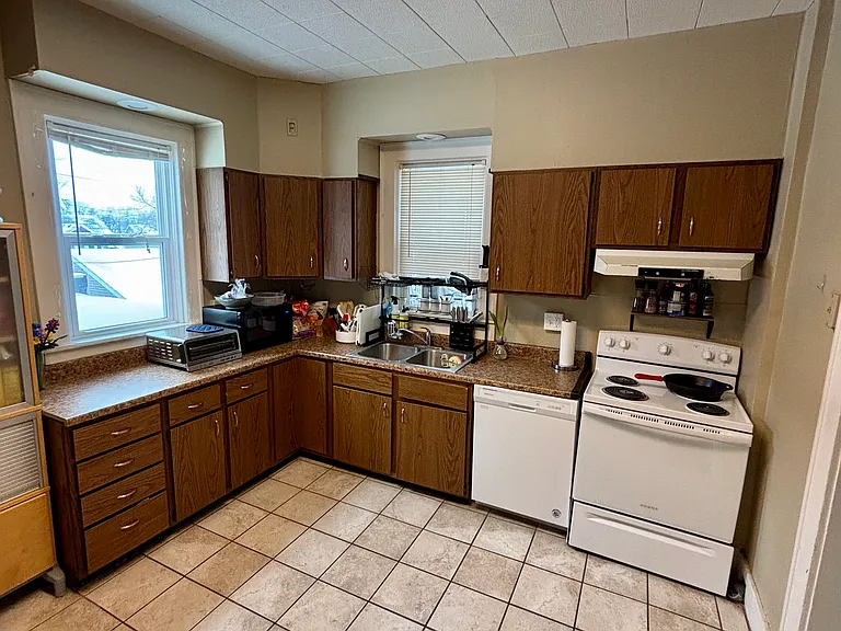 208 E Lewis St — Photo 3