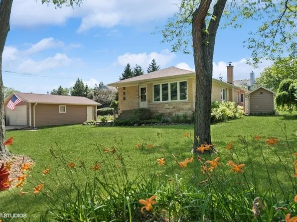 40 Pine Tree Row, Lake Zurich, IL 60047