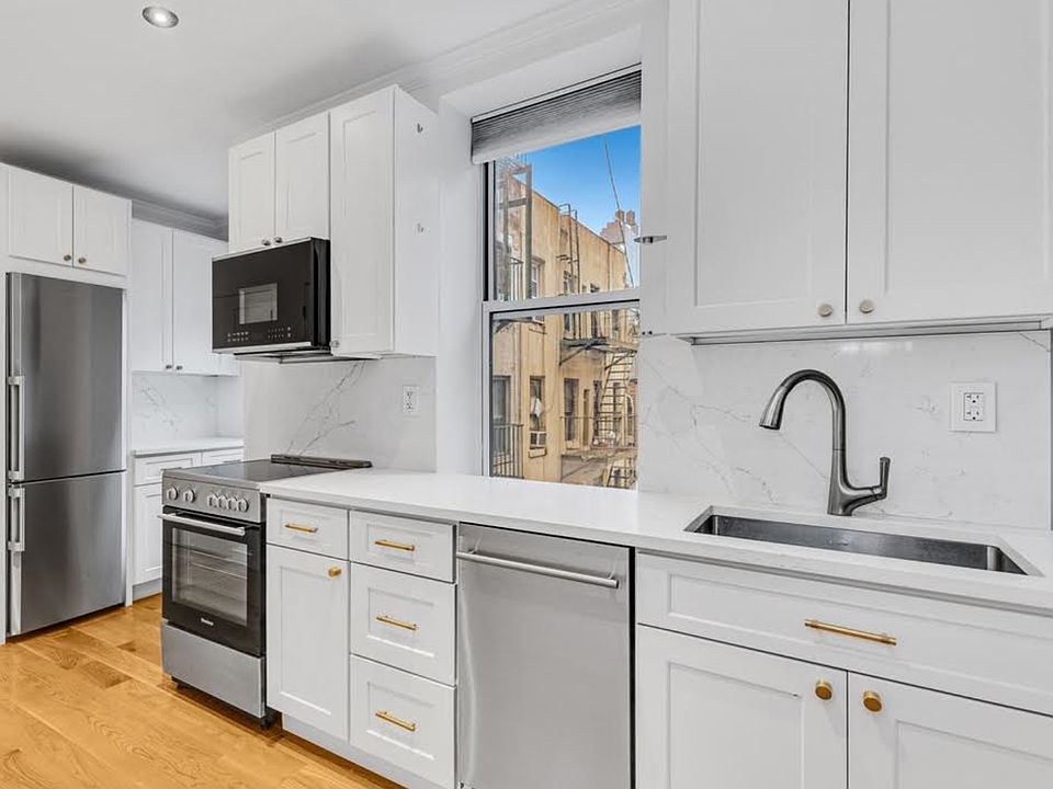 2nd image of 75 Baxter St APT 27