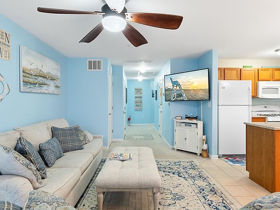 5th image of 104 E Poplar Ave #200