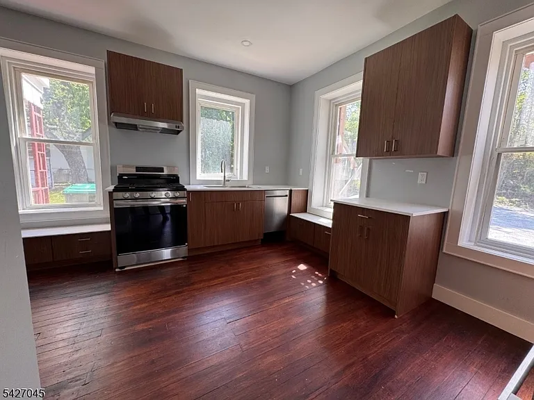 31 Diller Ave — Photo 2