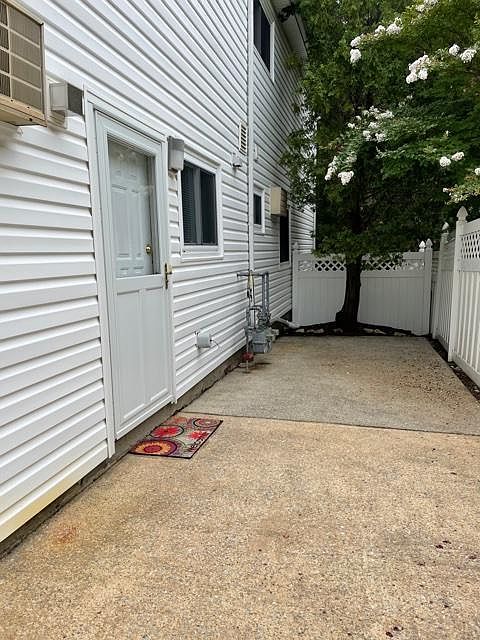 1st image of 3 Oak Ln #2