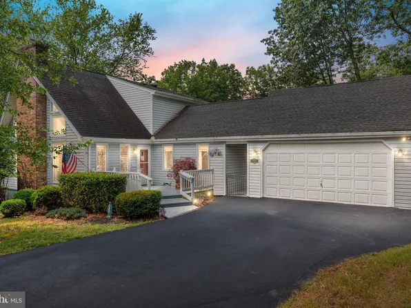 1300 Lakeview Dr, Cross Junction, VA 22625