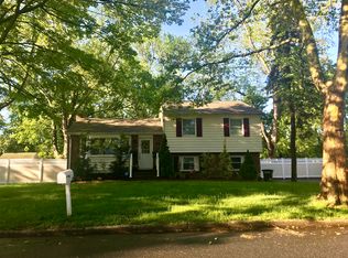 16 Stuyvesant St, Huntington, NY 11743