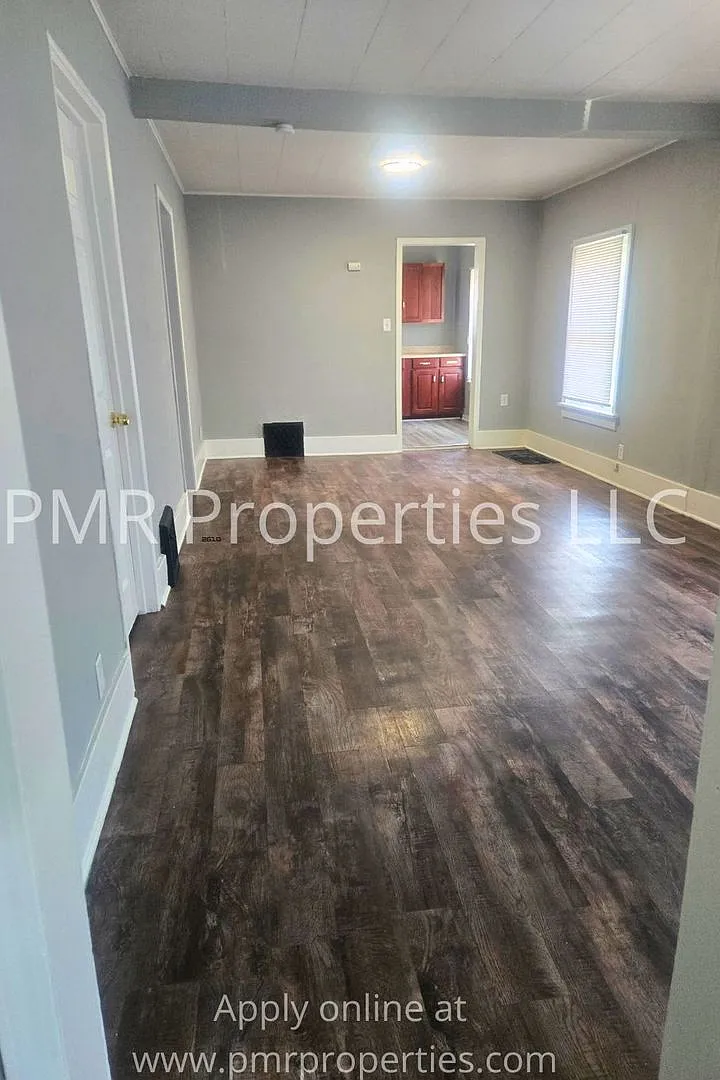 2 Bedrooms / 1 Bathroom House — Photo 3
