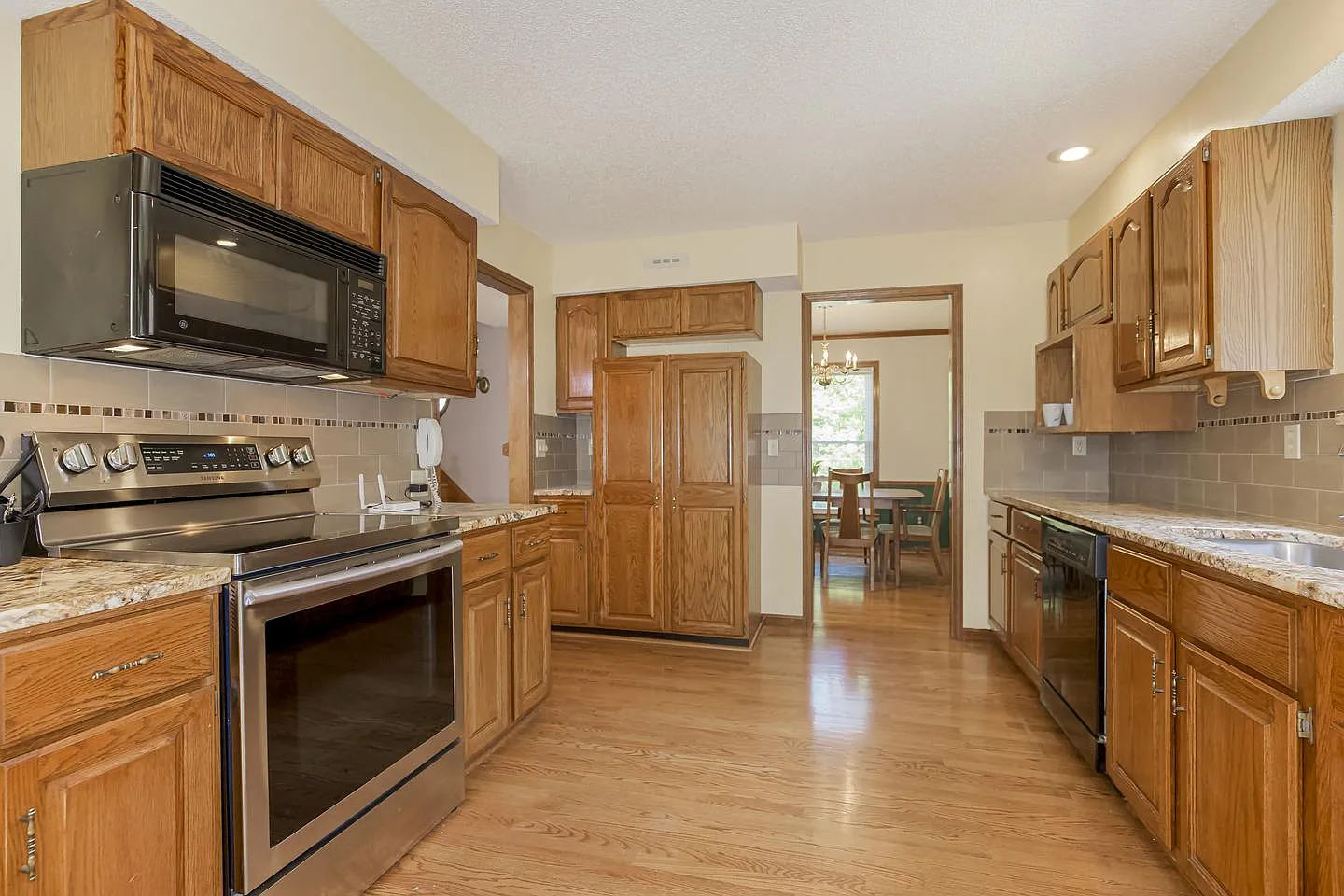 Welcoming North Kansas City Home in a Peaceful Neighborhood — Photo 4