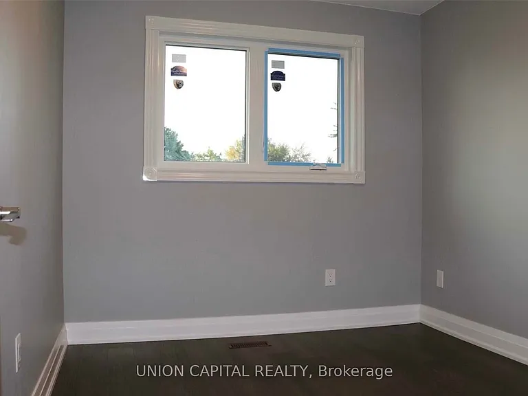 3210 Fairfox Cres — Photo 16