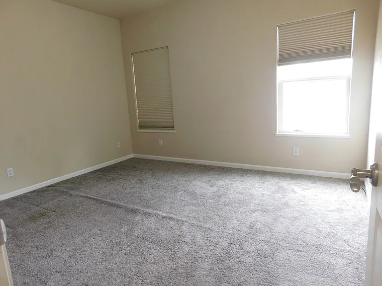566 Garnet Dr — Photo 17